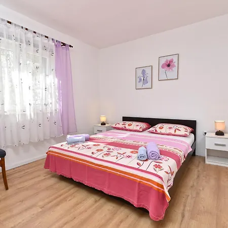 Vilma 2392 Peruški